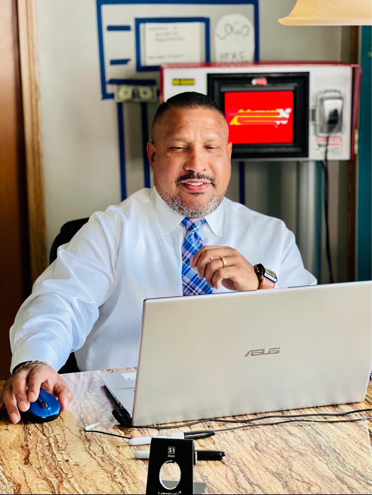 A photograph from the original Your Minute Mechanic website, showing a man at a laptop beside a diagnostic kiosk